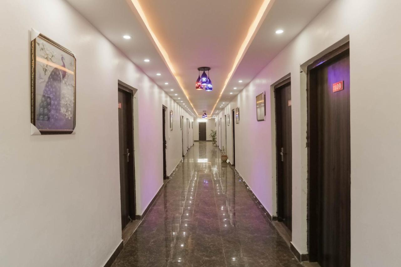 Hotel O Red Velvet Rooms & Banquet Фаридабад Экстерьер фото