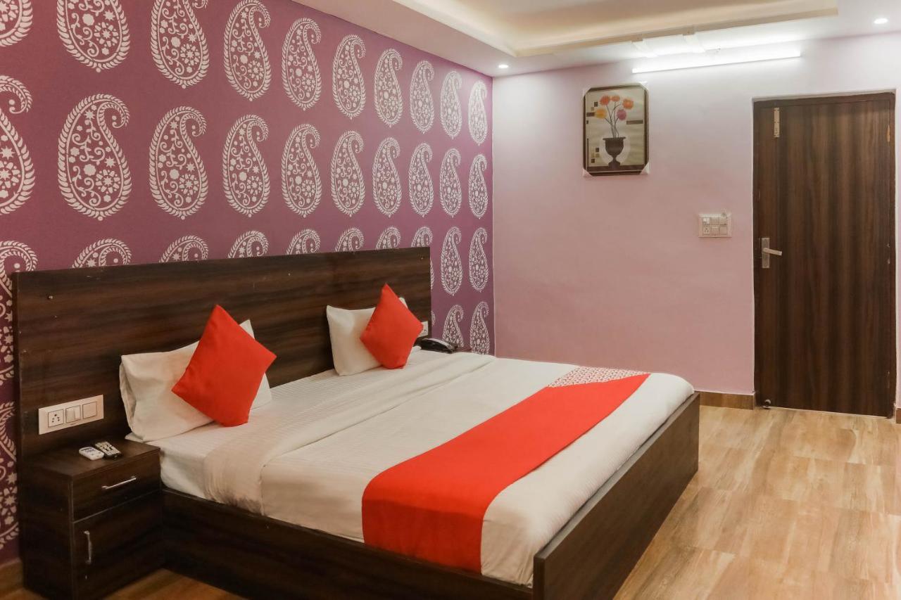 Hotel O Red Velvet Rooms & Banquet Фаридабад Экстерьер фото