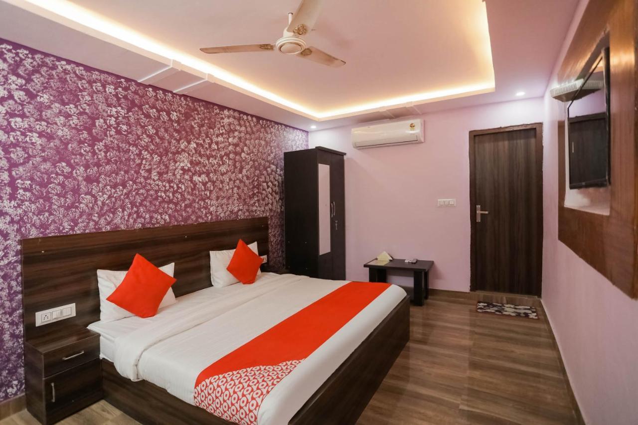 Hotel O Red Velvet Rooms & Banquet Фаридабад Экстерьер фото