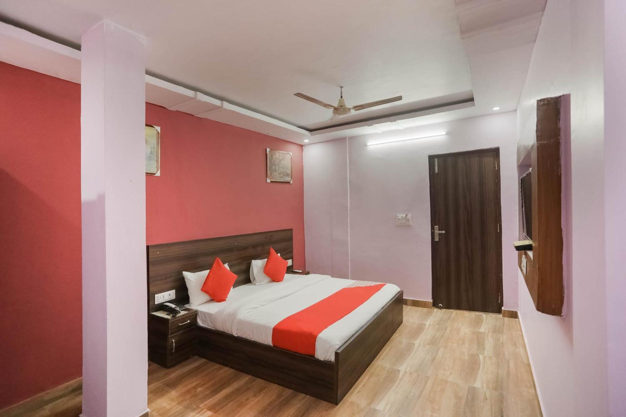 Hotel O Red Velvet Rooms & Banquet Фаридабад Экстерьер фото