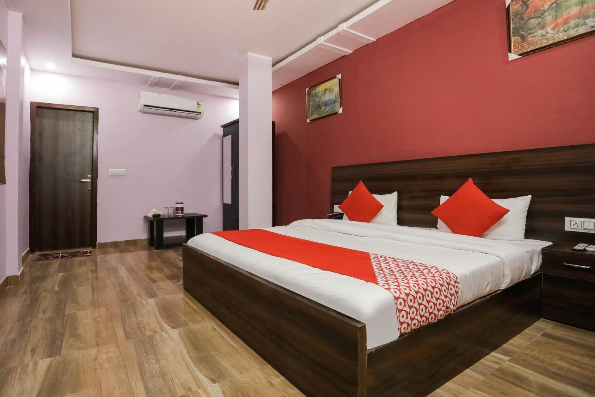 Hotel O Red Velvet Rooms & Banquet Фаридабад Экстерьер фото