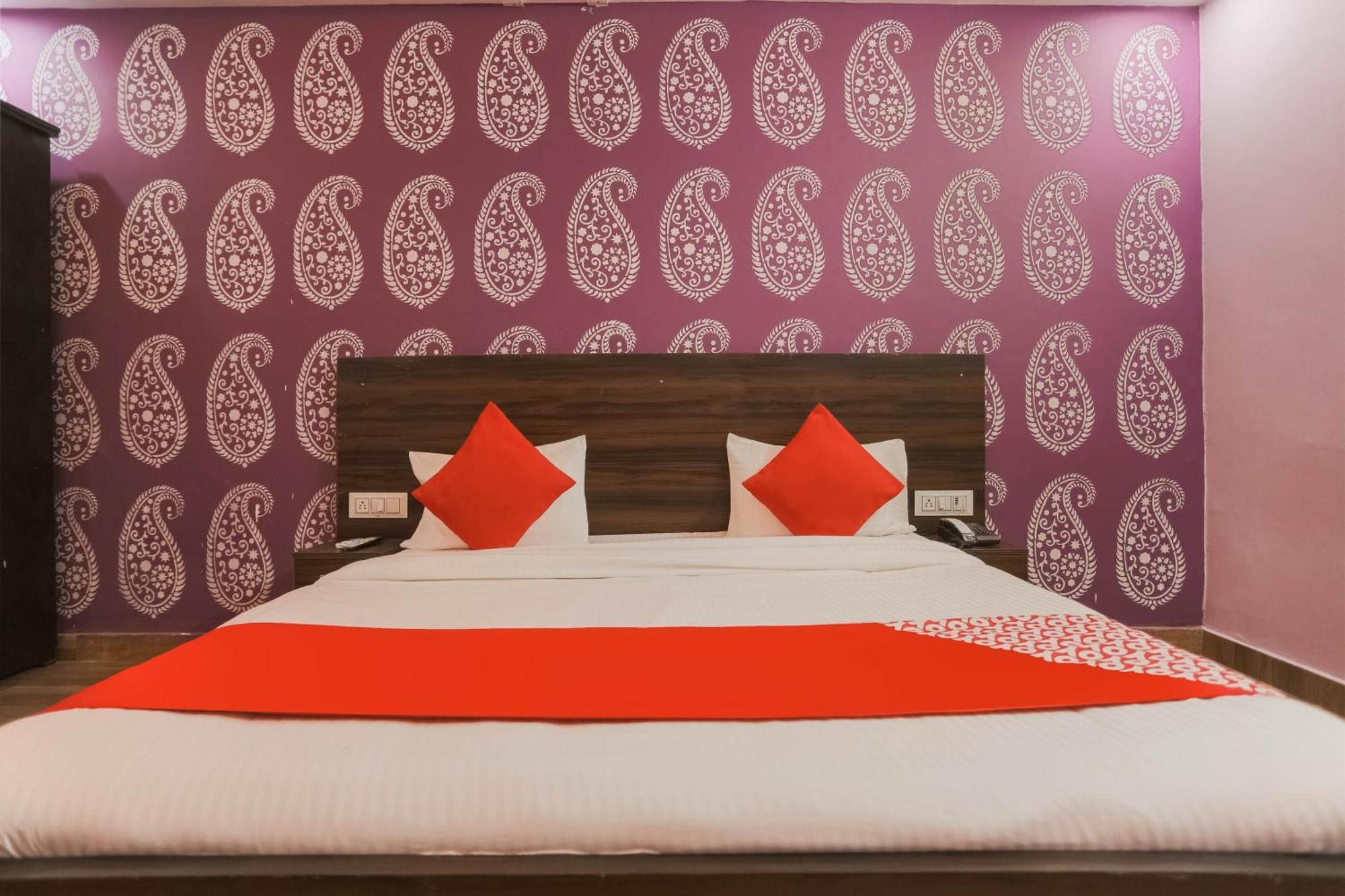 Hotel O Red Velvet Rooms & Banquet Фаридабад Экстерьер фото