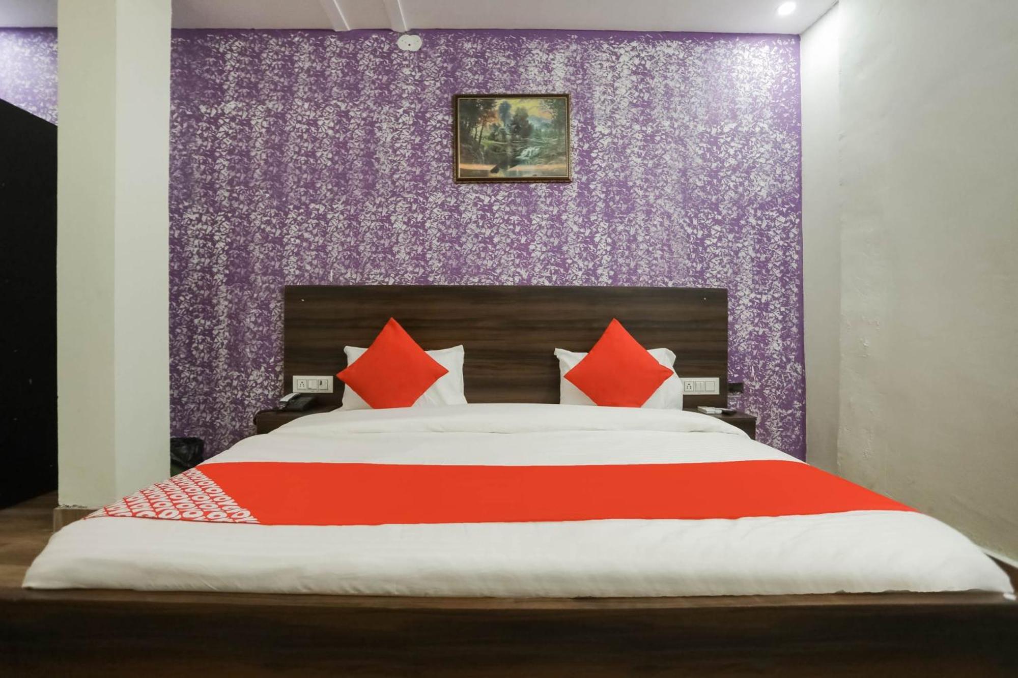 Hotel O Red Velvet Rooms & Banquet Фаридабад Экстерьер фото