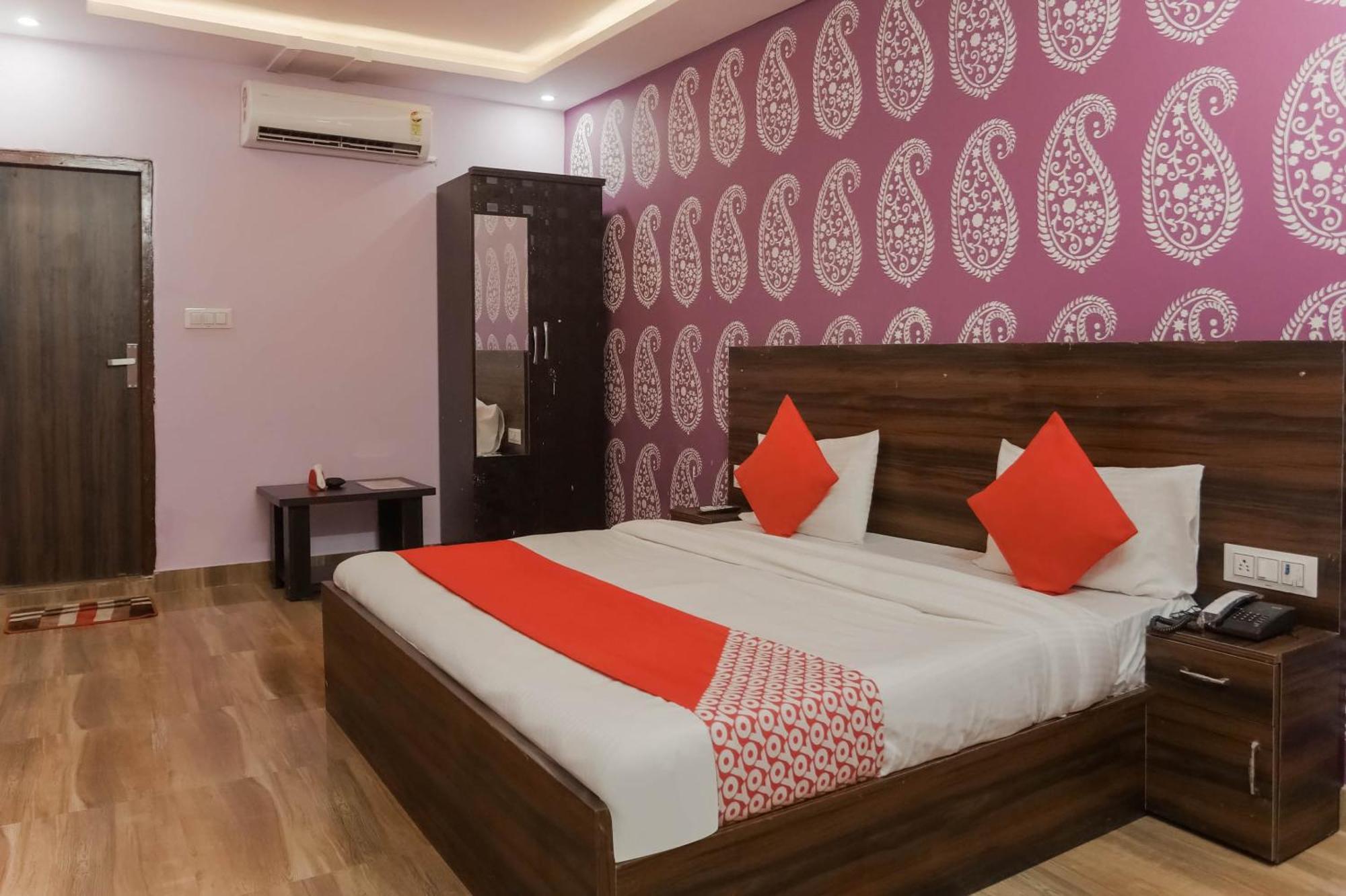 Hotel O Red Velvet Rooms & Banquet Фаридабад Экстерьер фото