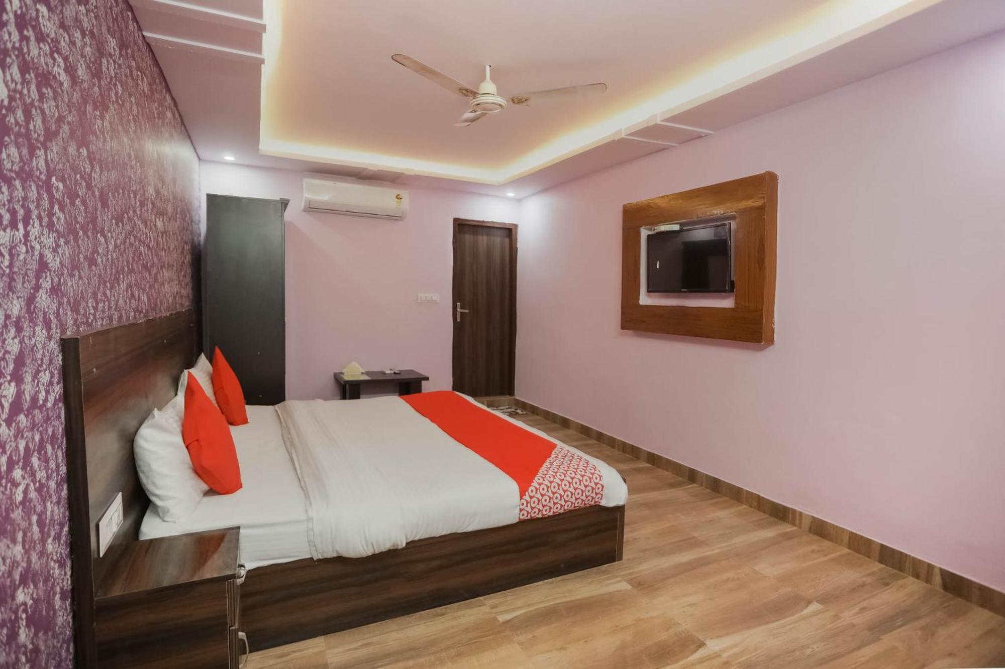 Hotel O Red Velvet Rooms & Banquet Фаридабад Экстерьер фото