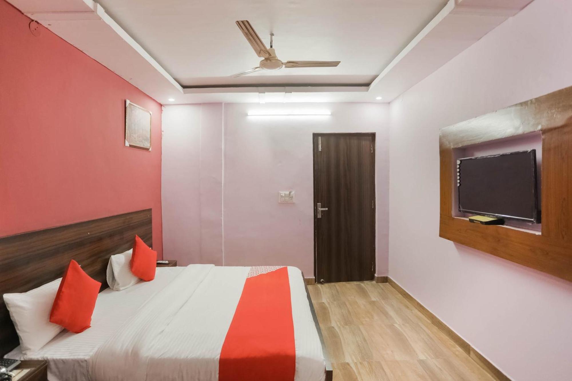 Hotel O Red Velvet Rooms & Banquet Фаридабад Экстерьер фото