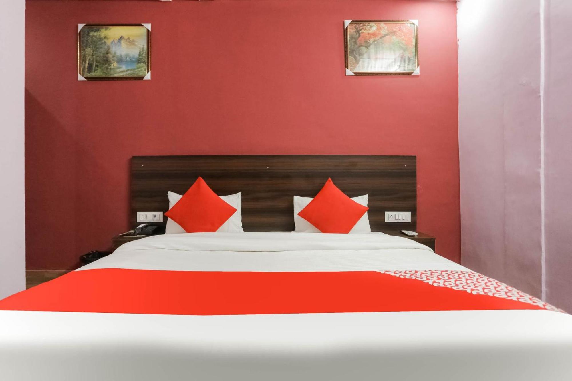 Hotel O Red Velvet Rooms & Banquet Фаридабад Экстерьер фото
