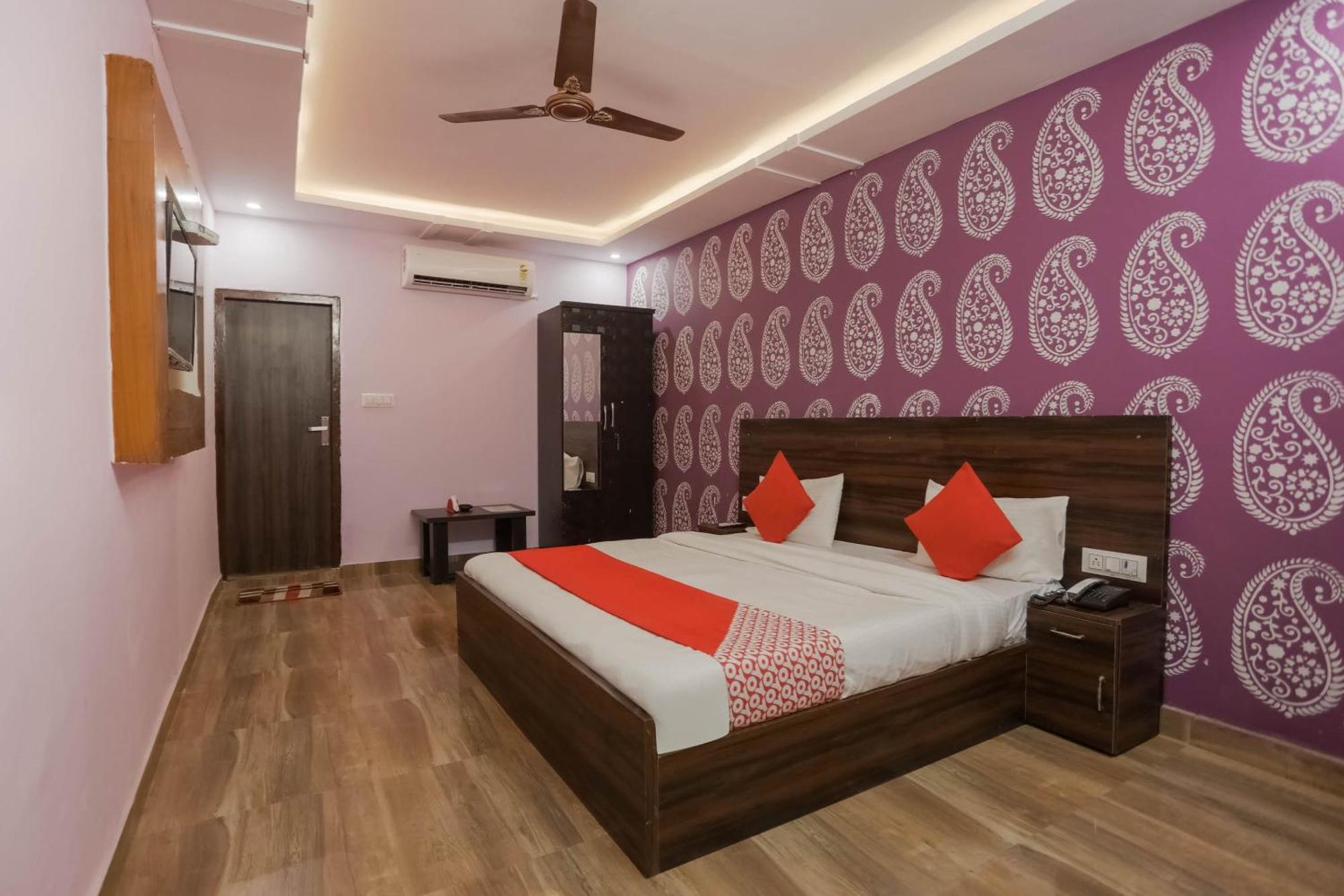 Hotel O Red Velvet Rooms & Banquet Фаридабад Экстерьер фото
