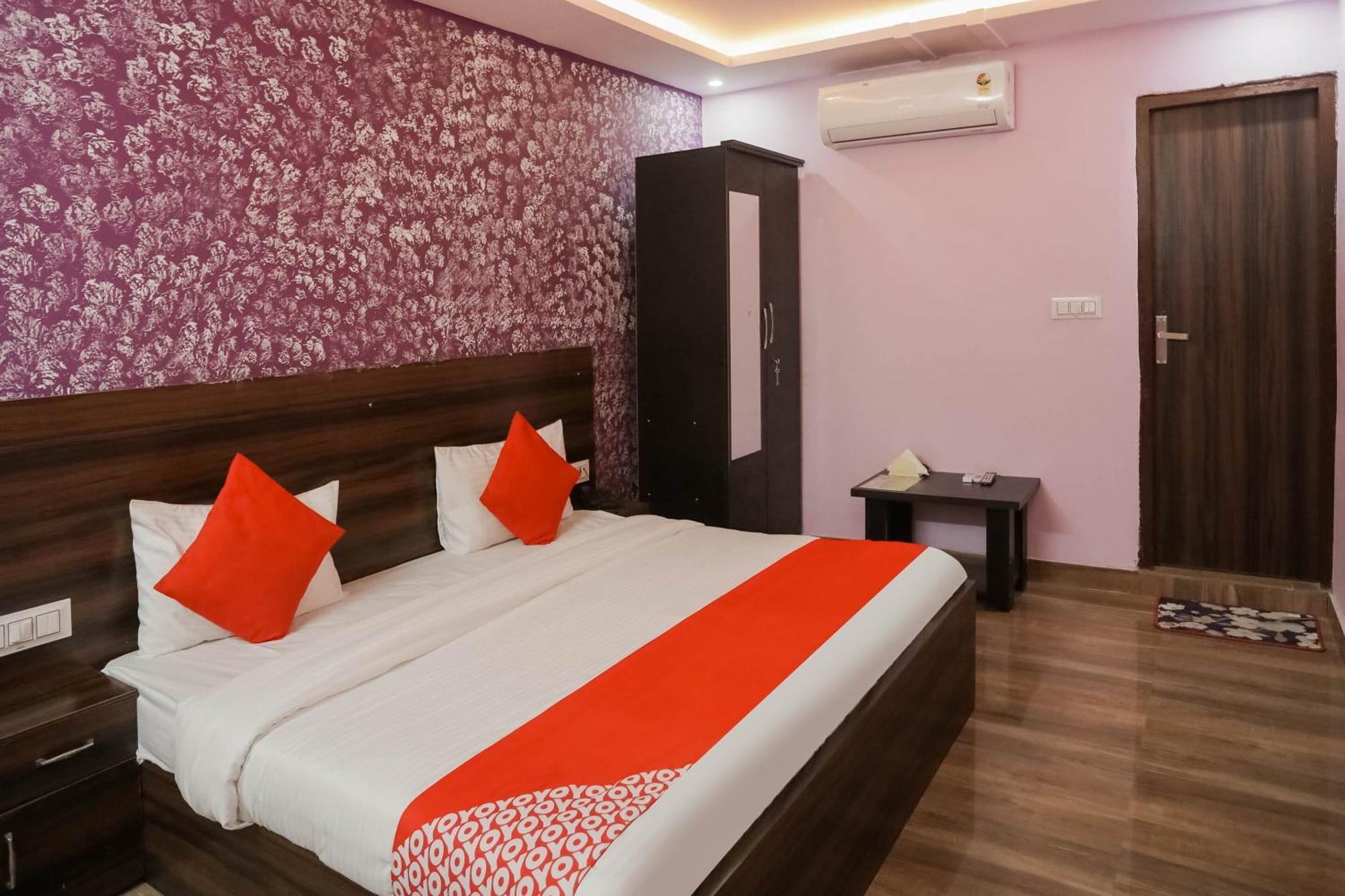 Hotel O Red Velvet Rooms & Banquet Фаридабад Экстерьер фото